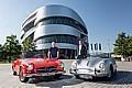 Christian Boucke, Leiter Mercedes-Benz Classic (li.) mit Mercedes-Benz 190 SL und Achim Stejskal, Leiter Porsche Museum (re.) mit Porsche 356 vor dem Mercedes-Benz Museum. Foto: Daimler